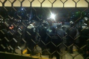 policia-vs-maestros-Congres