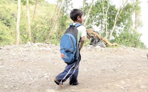 niño camina a escuela Mexico