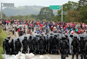 enfrentamiento_maestros_Chiapas-evaluacion_maestros_Chiapas-choque_Chiapas_MILIMA20151208_0272_11